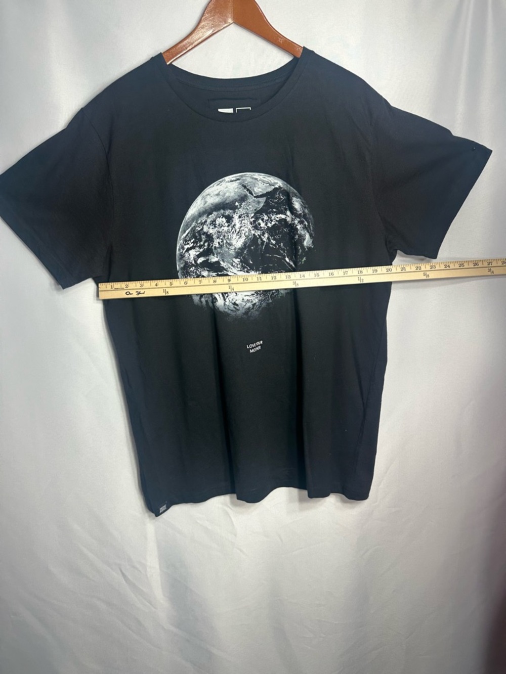 Black Short-Sleeve Graphic Tee with Earth Print size XL like new - Picture 4 of 7